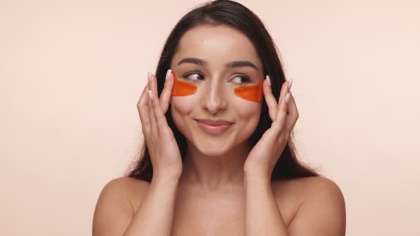 Strålande Ung Armenisk Kvinna Med Livfull Hud Med Orange Hydrogel — Stockvideo