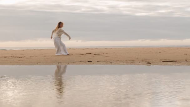 Elegancka Blondynka Bieli Wykonuje Taniec Współczesny Plaży Jej Ruchy Odbijają — Wideo stockowe