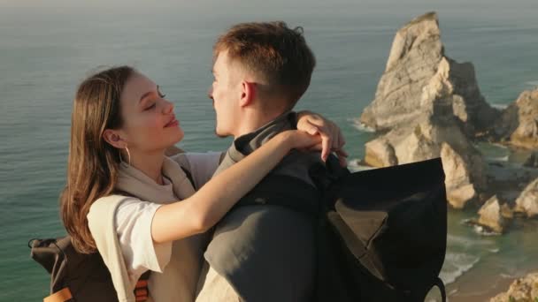 Sırt Çantalı Bir Çiftin Denize Bakan Manzaralı Bir Uçurumda Aşk — Stok video