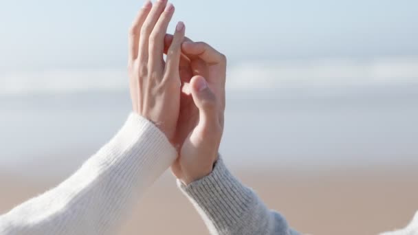 Imagem Perto Casal Mãos Tocando Suavemente Beira Mar Transmitindo Sentimentos — Vídeo de Stock