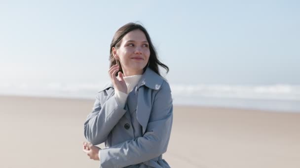 Щаслива Річна Жінка Модному Пальто Стоїть Піщаному Пляжі Дивлячись Сторону — стокове відео