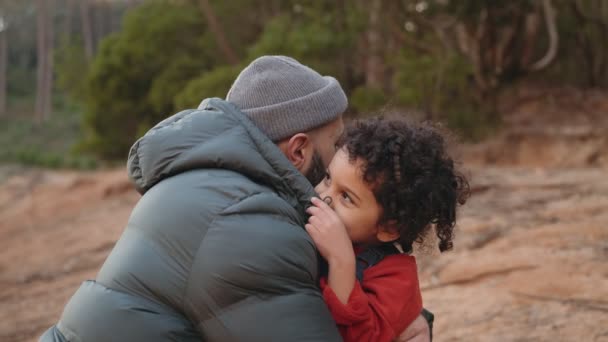 Apa Fia Kapcsolat Erdőben Kisfiú Átöleli Apját Megosztva Egy Titkot — Stock videók