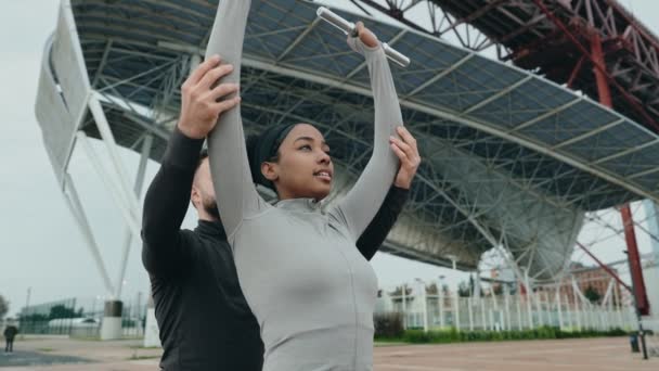 Bliskowschodni Trener Męski Instruowanie Czarnej Kobiety Stroju Fitness Wykonywanie Prasa — Wideo stockowe