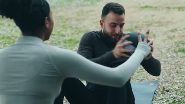 Atletický Mladý Muž Angažuje Ruském Twist Fitness Míčem Motivován Podporující — Stock video