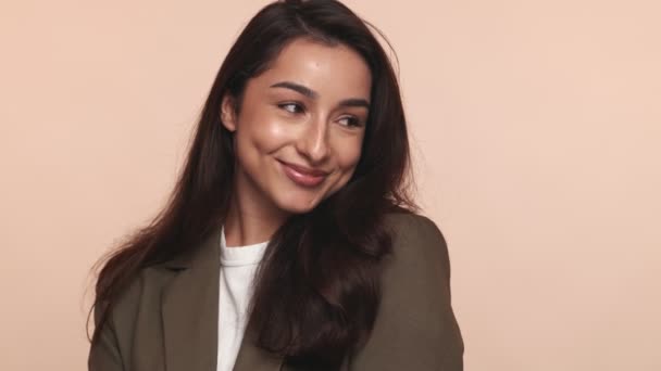 Smiling Shy Armenian Businesswoman Showcases Professionalism Stylish Blazer Warm Bege — Vídeo de Stock