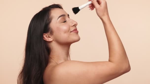 Perfil Lateral Una Mujer Alegre Que Aplica Maquillaje Con Cepillo — Vídeo de stock