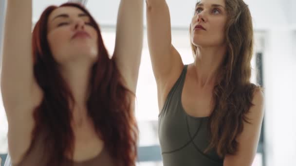 Instructor Yoga Enfocado Que Ayuda Suavemente Estudiante Lograr Postura Correcta — Vídeo de stock