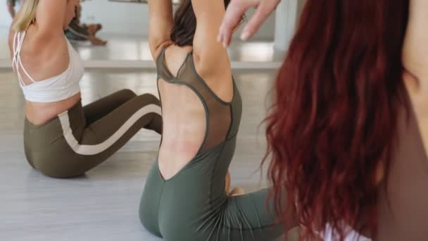 Grupo Mujeres Que Estiran Postura Loto Durante Una Clase Yoga — Vídeos de Stock