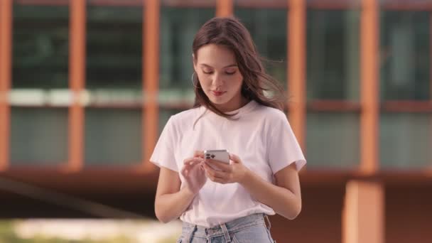 Zaměřené Mladé Dospělé Brunetky Žena Textové Svém Telefonu Soft Zaměřený — Stock video