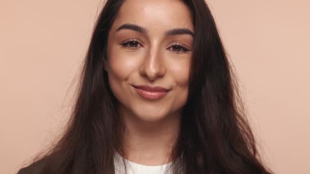 Крупний План Усміхненої Молодої Жінки Довгим Волоссям Закритими Очима Відкритими — стокове відео
