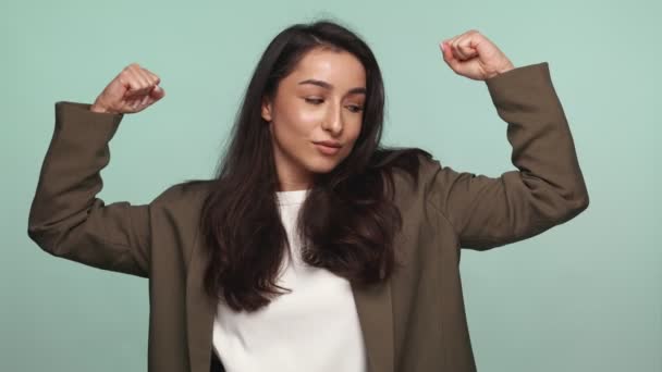 Upoważniona Kobieta Bliskiego Wschodu Stroju Biznesowym Napinająca Bicepsy Aby Pokazać — Wideo stockowe