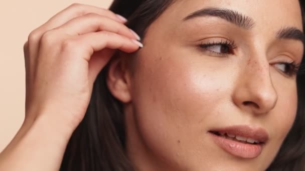 Крупный План Брюнетки Трогающей Волосы Лицо Демонстрирующей Чистую Кожу Естественную — стоковое видео