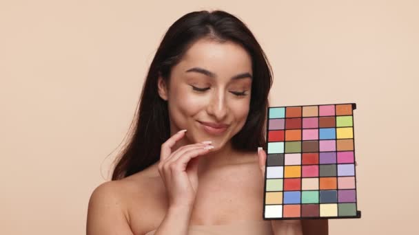 Beautiful Young Brunette Woman Holding Vibrant Makeup Palette Exuding Femininity — Stock Video