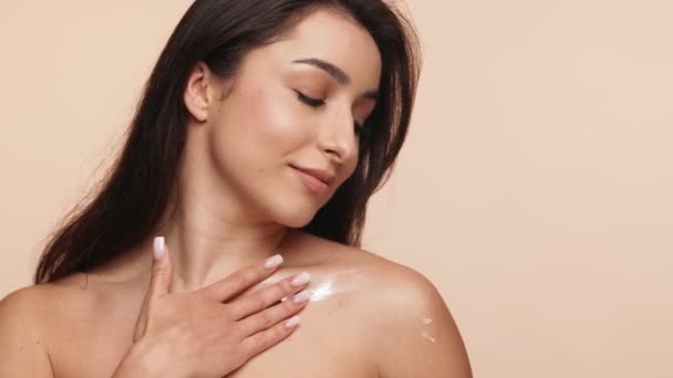 Beautiful Young Brunette Woman Applies Moisturizer Her Shoulder Indulging Personal — Stock Video