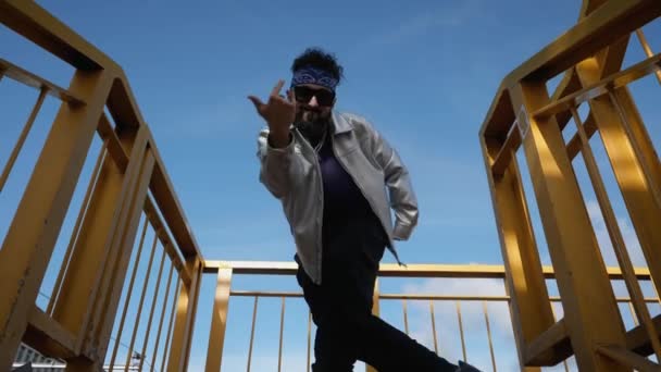 Een Dynamische Hiphop Danser Streetwear Poseert Met Vertrouwen Buiten Stedelijke — Stockvideo