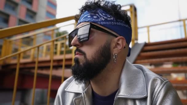 Hombre Moda Con Barba Gafas Sol Diadema Posa Con Confianza — Vídeos de Stock