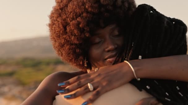 Primo Piano Una Coppia Africana Amorevole Che Abbraccia Calorosamente Tramonto — Video Stock