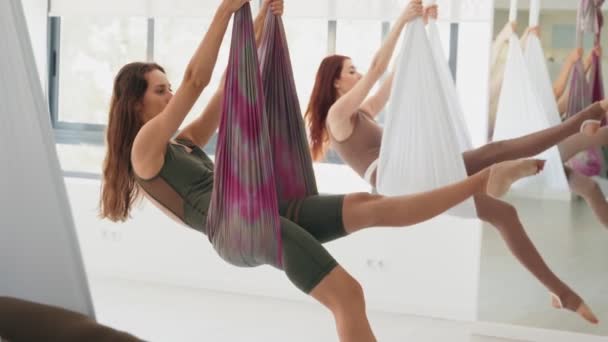 Aydınlatılmış Bir Stüdyodaki Renkli Hamakları Kullanarak Havadan Yoga Sınıfında Ters — Stok video