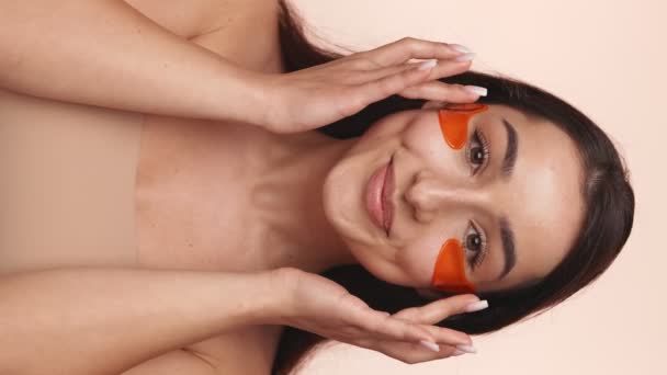 Młoda Kobieta Nakładająca Pomarańczowe Przepaski Pod Oczami Pielęgnacji Skóry Patrząc — Wideo stockowe