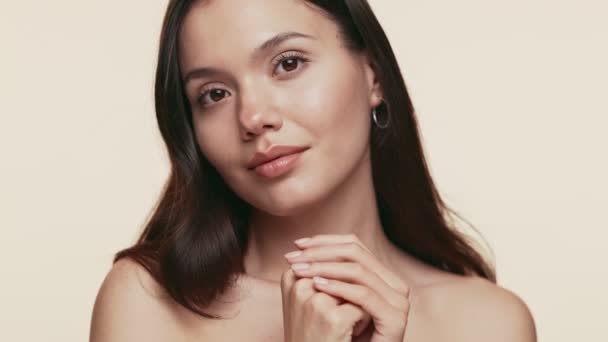 Πορτρέτο Μιας Όμορφης Νεαρής Γυναίκας Που Αγγίζει Απαλά Πρόσωπό Της — Αρχείο Βίντεο