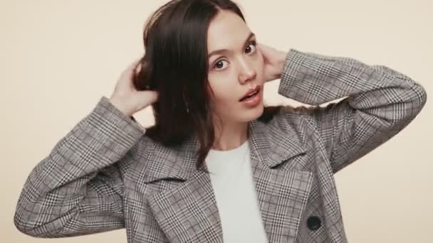 Uma Jovem Morena Moda Consertando Seu Cabelo Alisando Seu Elegante — Vídeo de Stock