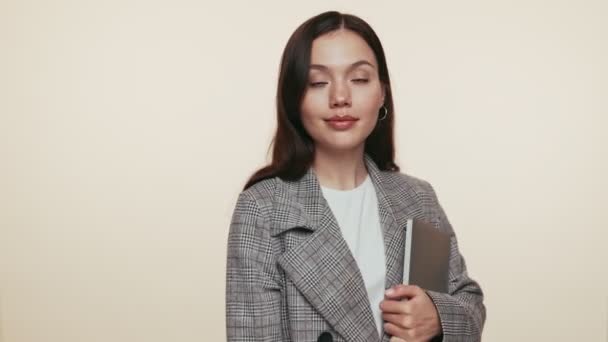 Una Elegante Joven Unos Años Vestida Con Abrigo Elegante Sostiene — Vídeos de Stock