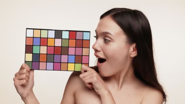 Muda Wanita Antusias Memegang Palet Makeup Penuh Warna Dengan Kegembiraan — Stok Video