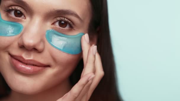 一个安静的年轻女人用蓝色水凝胶眼底贴片进行温泉式皮肤护理的特写镜头 代表美 自我照顾和健康 — 图库视频影像