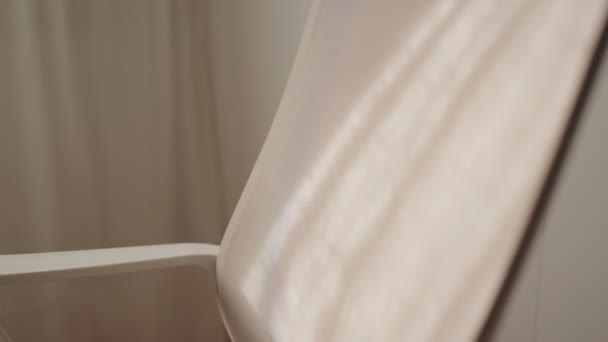 Prozkoumejte Sofistikovanost Panning Shot Odhalující Opěradlo Prémiové Bílé Kancelářské Židle — Stock video
