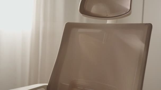 旋转的白色高级办公椅头枕和靠背的优雅 抓住了现代办公室美学的精髓 — 图库视频影像