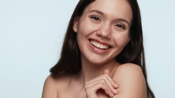 Retrato Una Joven Sonriente Con Piel Clara Maquillaje Natural Exudando — Vídeo de stock