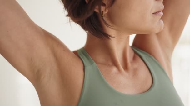 Sportif Bir Kadının Yakın Plan Görüntüsü Boyun Omuz Kaslarını Esnetirken — Stok video