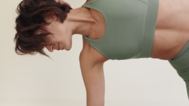 Close Brunette Vrouw Doen Eenvoudige Ochtend Yoga Sequentie Ontworpen Voor — Stockvideo