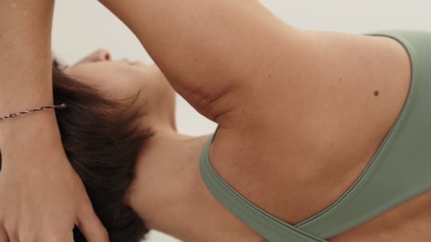 Nahaufnahme Einer Frau Die Ihren Rücken Berührt Während Sie Einen — Stockvideo