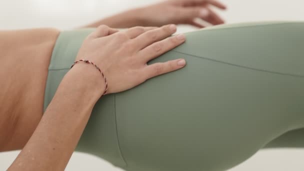 Närbild Kvinnlig Hand Vilar Hennes Höft Bär Eleganta Gröna Yoga — Stockvideo