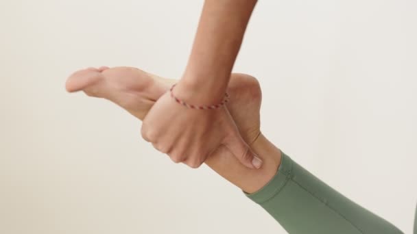 Detaljerad Närbild Kvinnas Händer Som Håller Foten Yogastretch Skildrar Fokus — Stockvideo