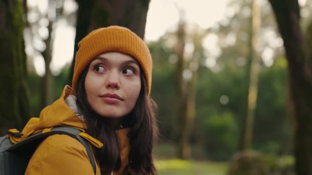 Młoda Turystka Plecakiem Wyglądająca Troskliwie Bujnym Lesie Żółtej Czapce Symbolizująca — Wideo stockowe