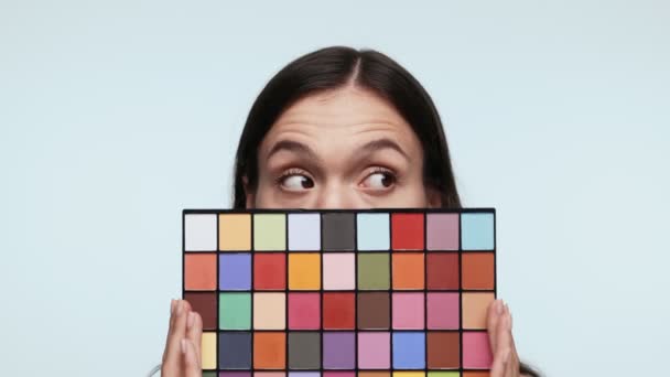 Jeune Femme Cachant Ludique Derrière Une Palette Maquillage Vibrante Regardant — Video
