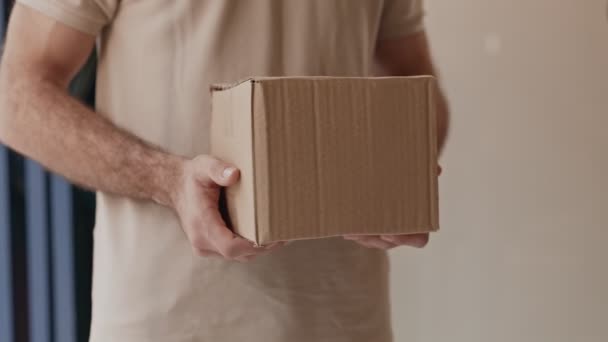Primer Plano Una Mano Hombre Sosteniendo Una Caja Cartón Sugiriendo — Vídeos de Stock
