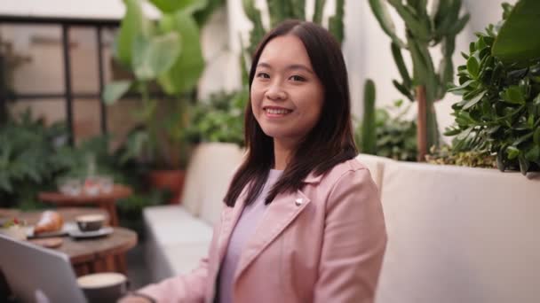 Dospělá Asijská Žena Usmívá Kamery Dává Pauzu Bujné Skleníkové Kavárně — Stock video