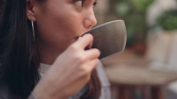 Close Uma Jovem Mulher Saboreando Café Café Com Uma Grande — Vídeo de Stock
