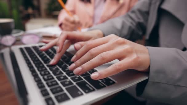Крупним Планом Жіночі Руки Друкують Клавіатурі Ноутбука Своїм Колегою Вказує — стокове відео