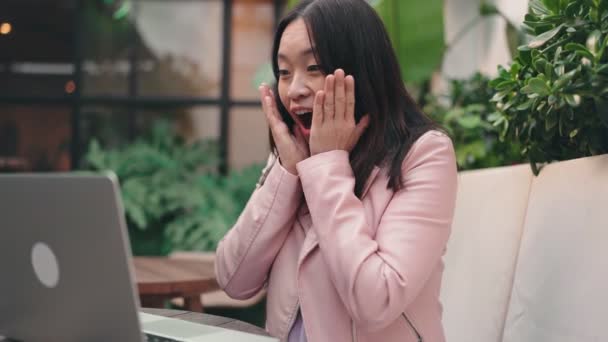 Šokovaná Mladá Asijská Žena Vyjadřující Vzrušení Štěstí Při Pohledu Obrazovce — Stock video