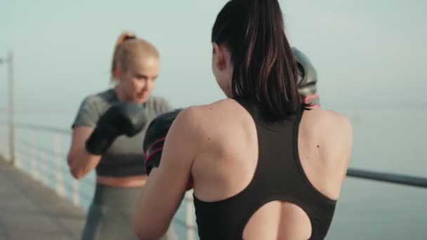 Uma Mulher Personal Trainer Com Boxing Pads Guia Estagiário Uma — Vídeo de Stock
