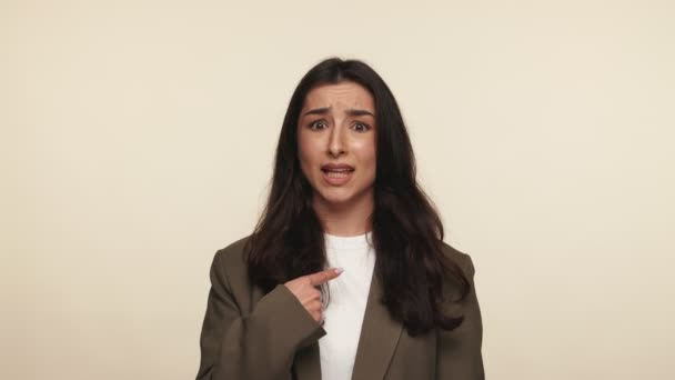 Молода Бізнес Леді Офіційному Вбранні Показує Жест Відмови Вказує Себе — стокове відео