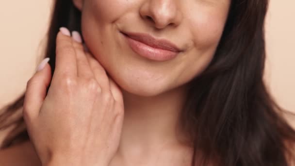 Sebuah Tanaman Closeup Menangkap Wajah Perempuan Yang Lebih Rendah Menyoroti — Stok Video