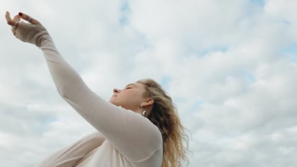 一个无忧无虑的年轻女子在空旷的天空下跳舞 用充满快乐和活力的动作来表达喜悦和自由 — 图库视频影像