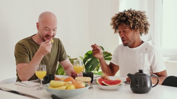 Una Pareja Gay Amante Sienta Una Mesa Comedor Disfrutando Desayuno — Vídeos de Stock