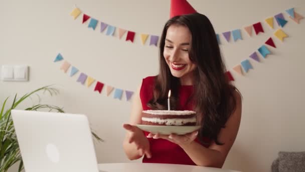 Een Opgetogen Vrouw Een Feestelijke Setting Die Haar Verjaardag Alleen — Stockvideo