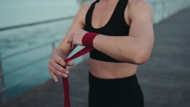 Tanınmayan Bir Kadın Elini Dışarıda Kırmızı Bir Boks Şalıyla Sararak — Stok video